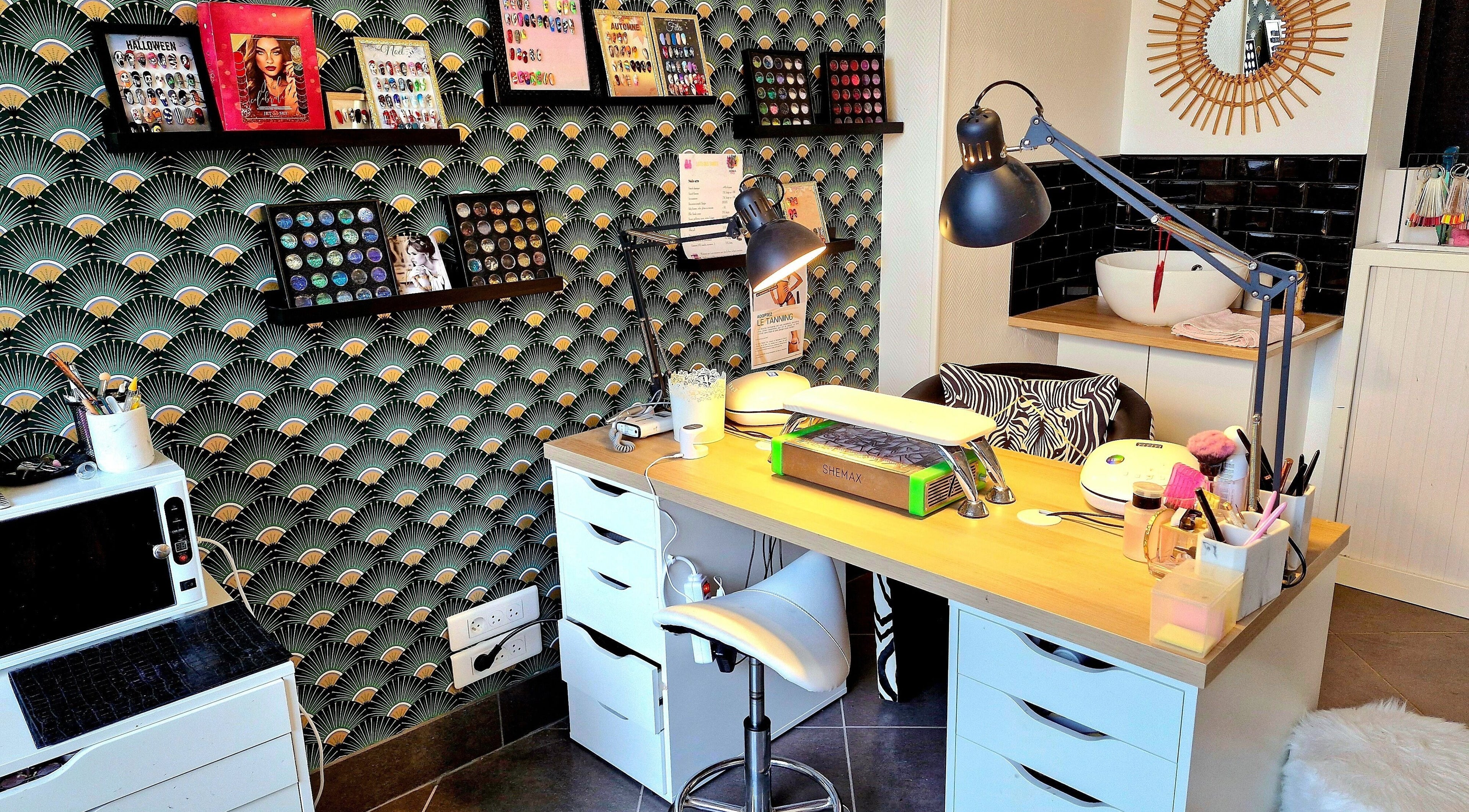 Station de beauté à Zebra, Château-salins, Grand Est, FR avec déco murale et équipements modernes.