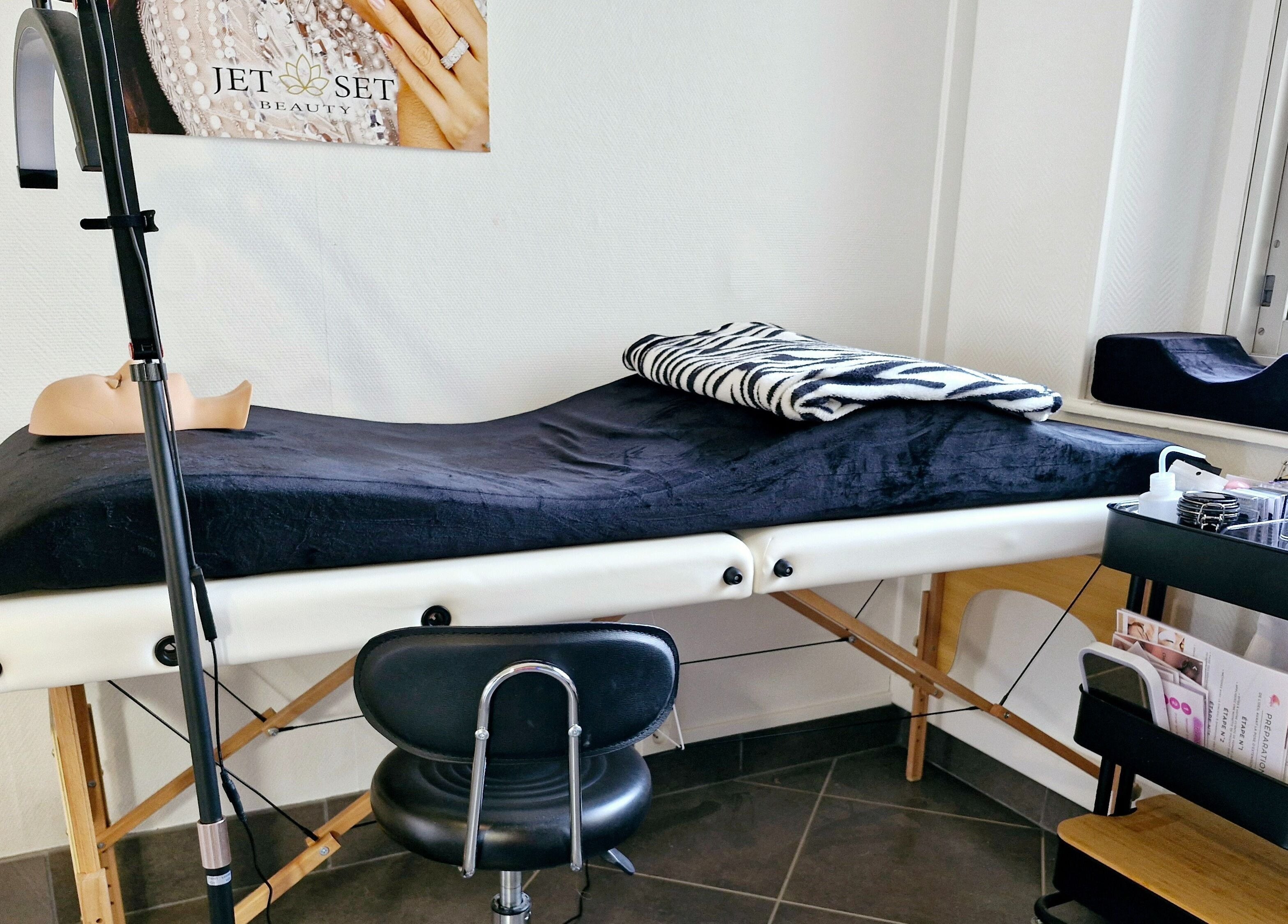 Salle de beauté Zebra à Château-Salins, Grand Est, FR avec table de massage et décor élégant.