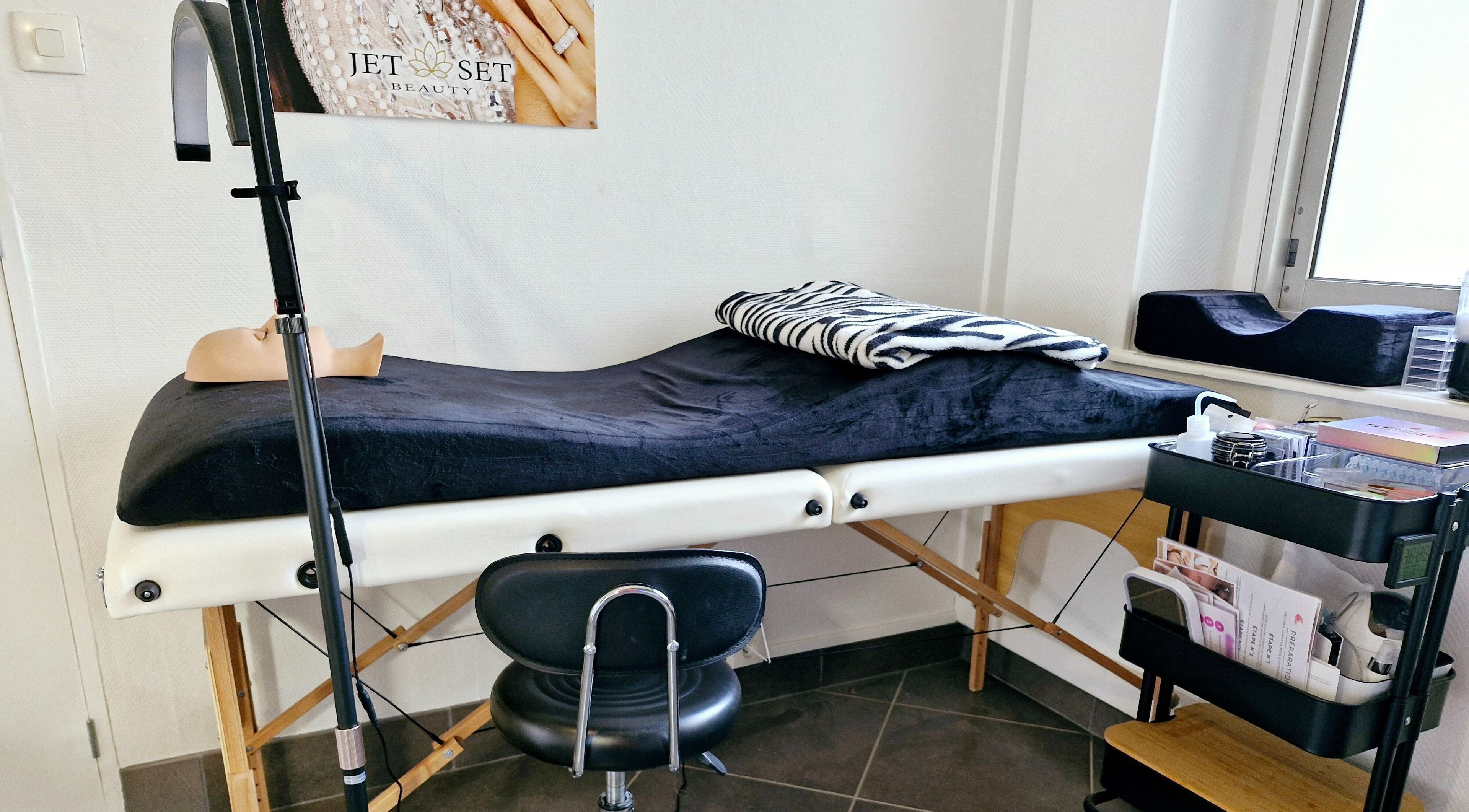 Salle de beauté Zebra à Château-Salins, Grand Est, FR avec table de massage et décor élégant.