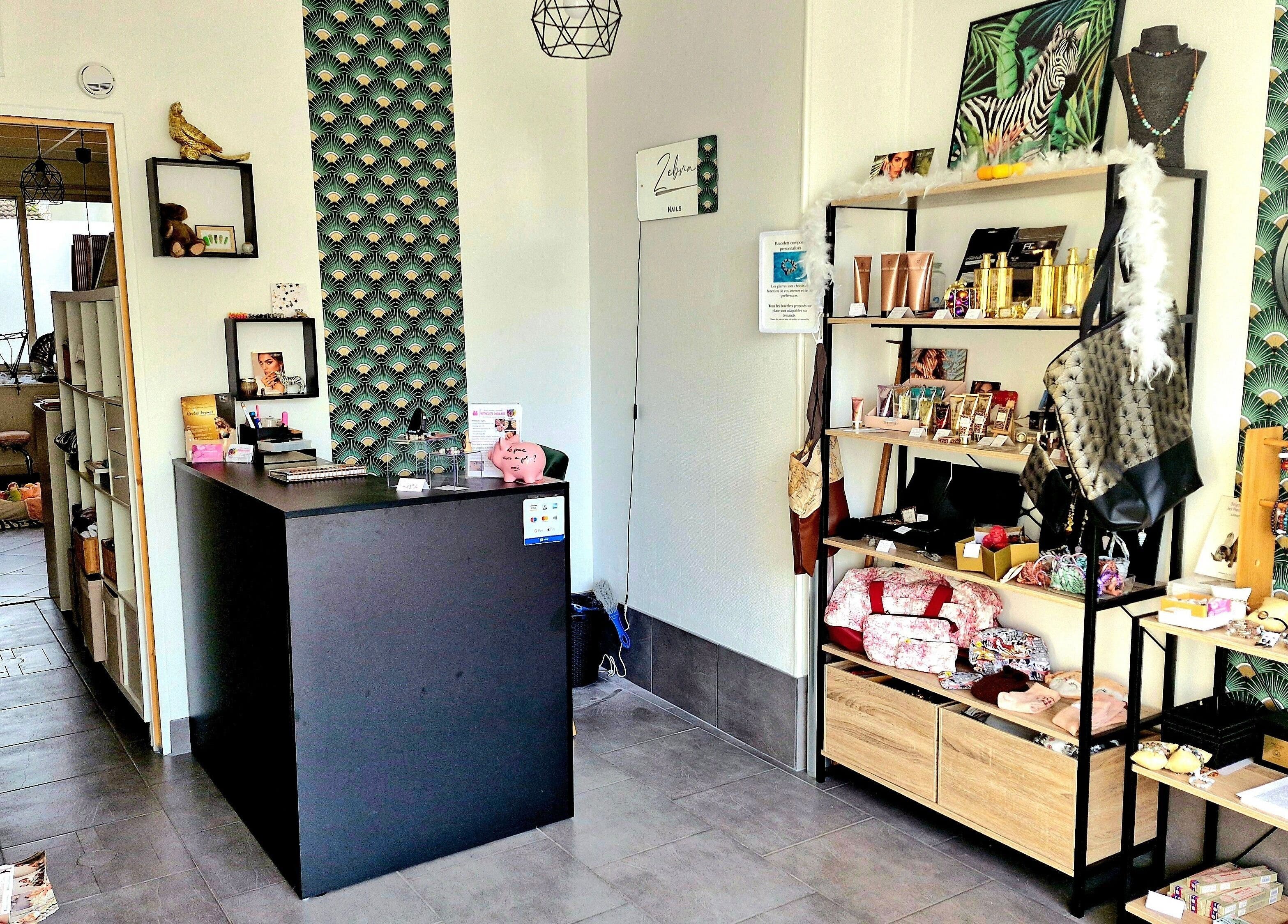 Entrée accueillante du salon Zebra à Château-salins, Grand Est, FR avec décor élégant et produits en exposition.