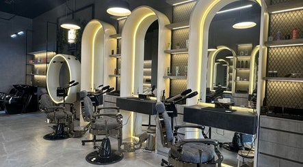 L8 Elite Salon