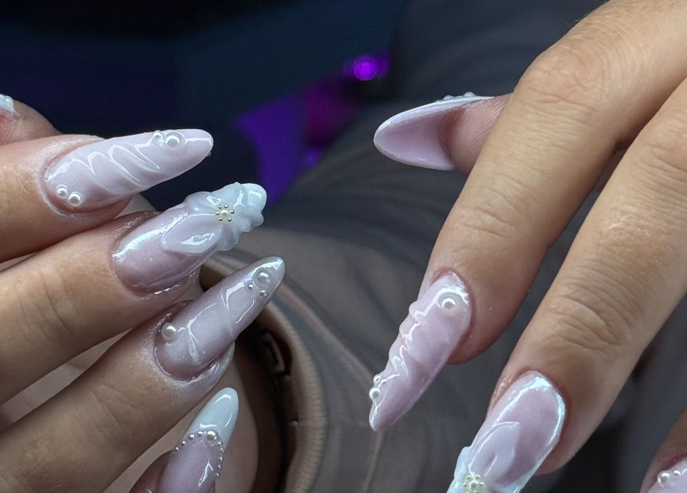 Manucure élégante aux perles chez Nails by Laurie à Québec, Québec, CA, avec détails 3D.