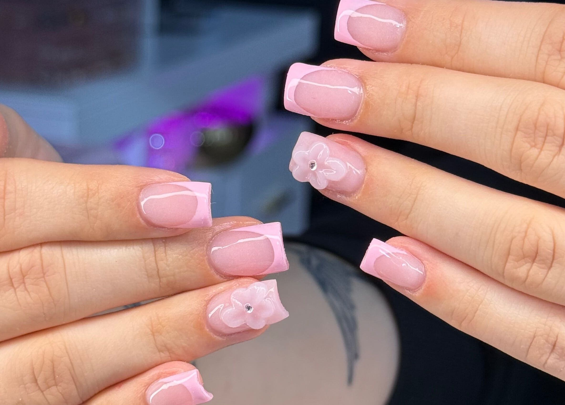 Ongles roses avec fleurs à Nails by Laurie, Québec, Québec, CA. Manucure élégante et brillante.