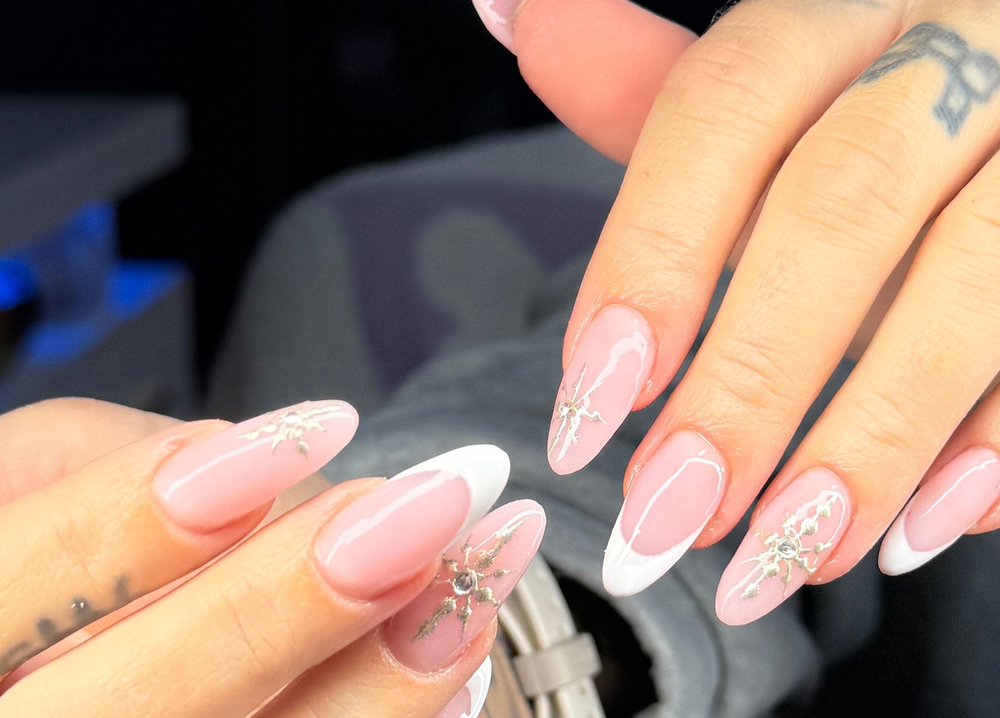 Magnifique manucure rose et blanche avec designs artistiques chez Nails by Laurie, Québec, Québec, CA.