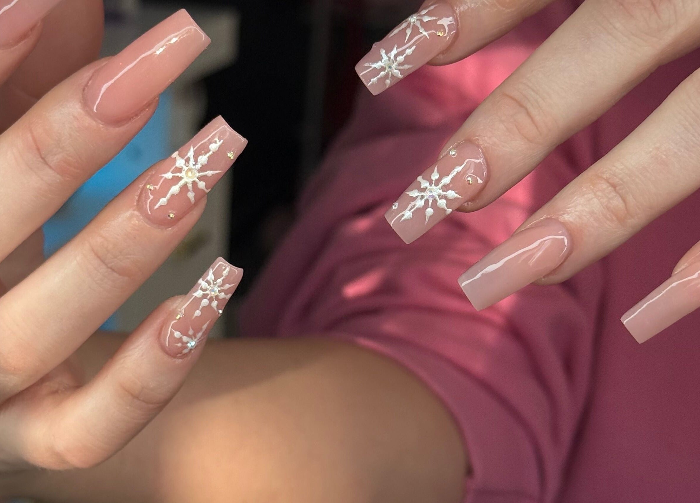 Manucure artistique avec motifs blancs chez Nails by Laurie, Québec, Québec, CA.