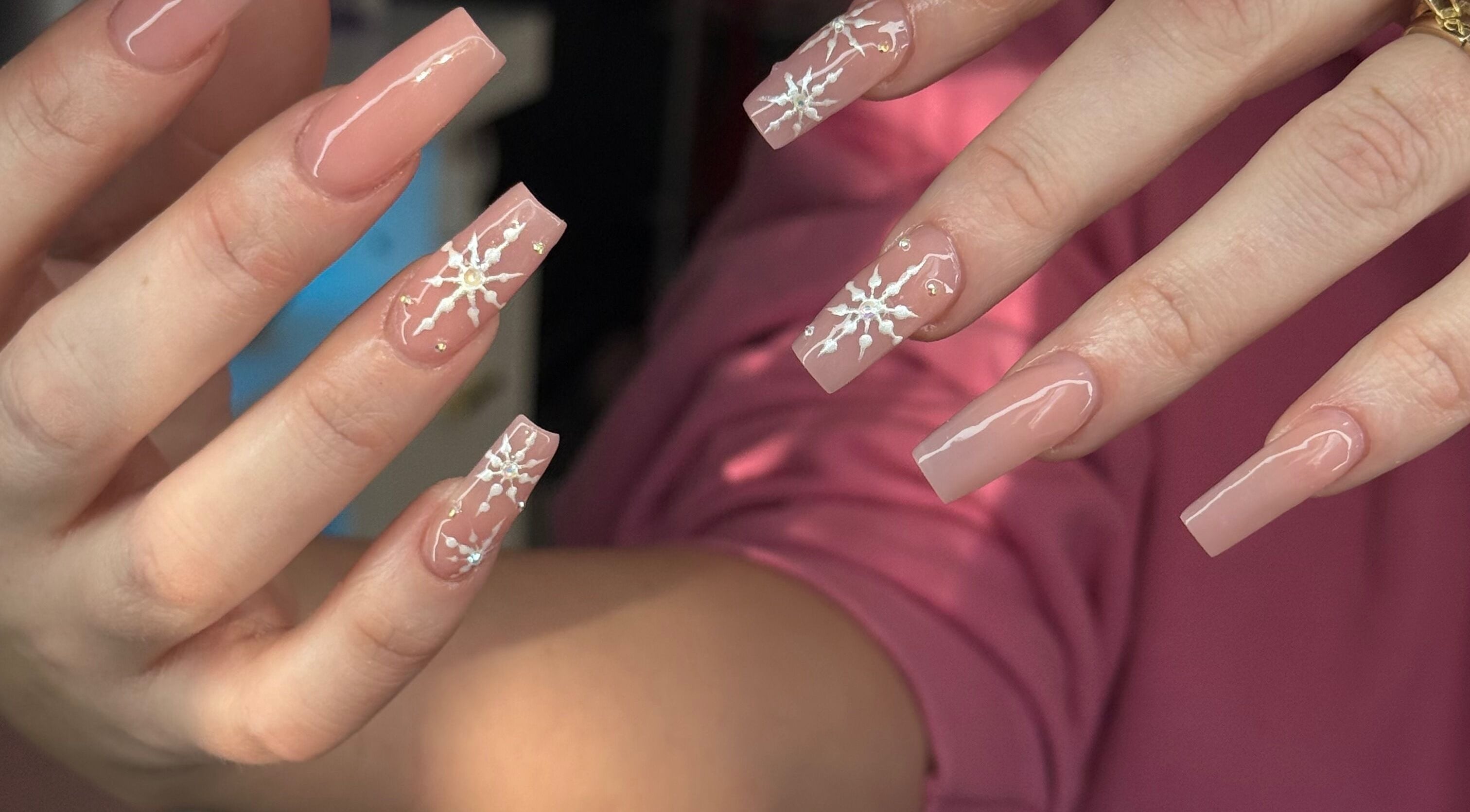 Manucure artistique avec motifs blancs chez Nails by Laurie, Québec, Québec, CA.