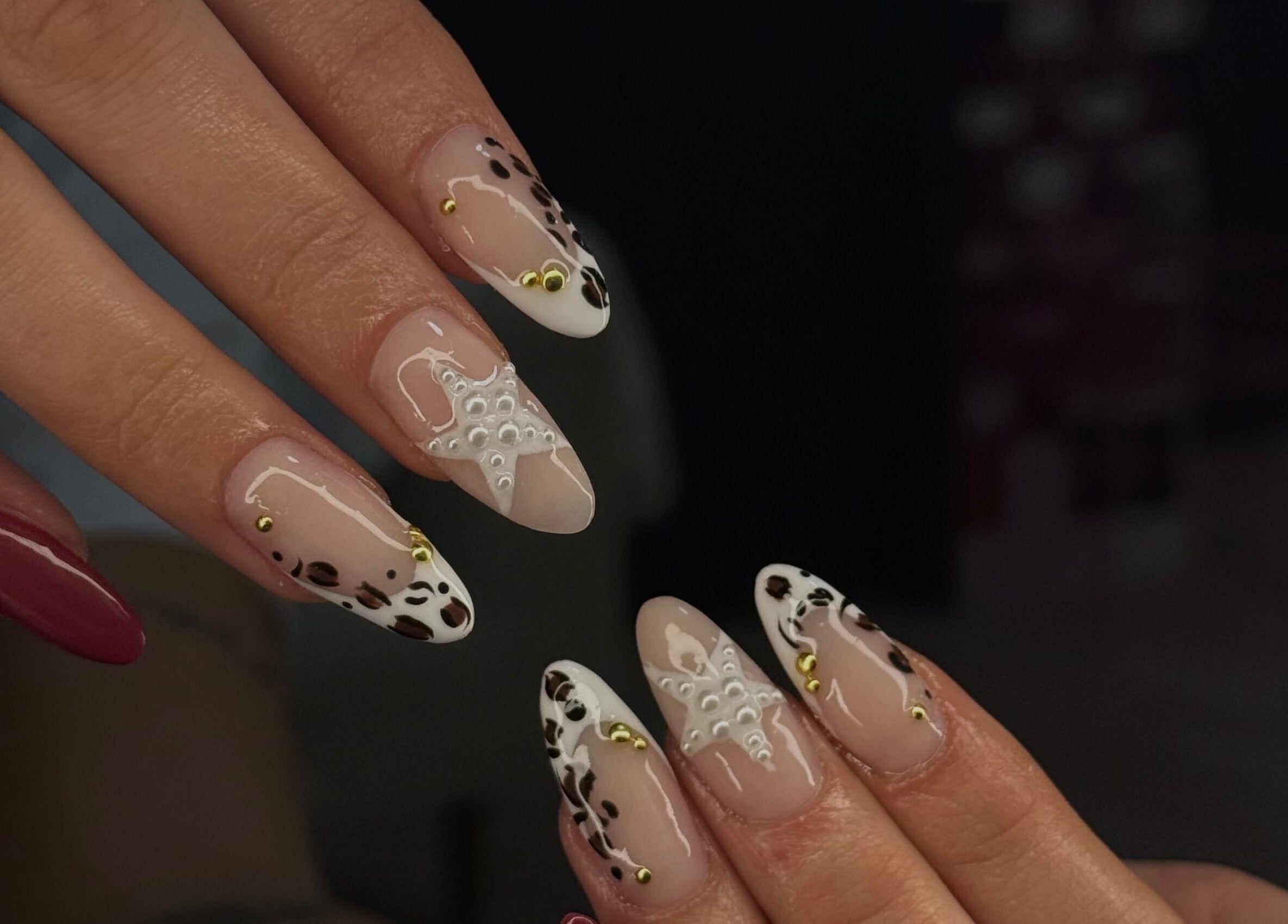 Art d'ongles élégant à Nails by Laurie, Québec, Québec, CA, avec motifs audacieux et perles délicates.