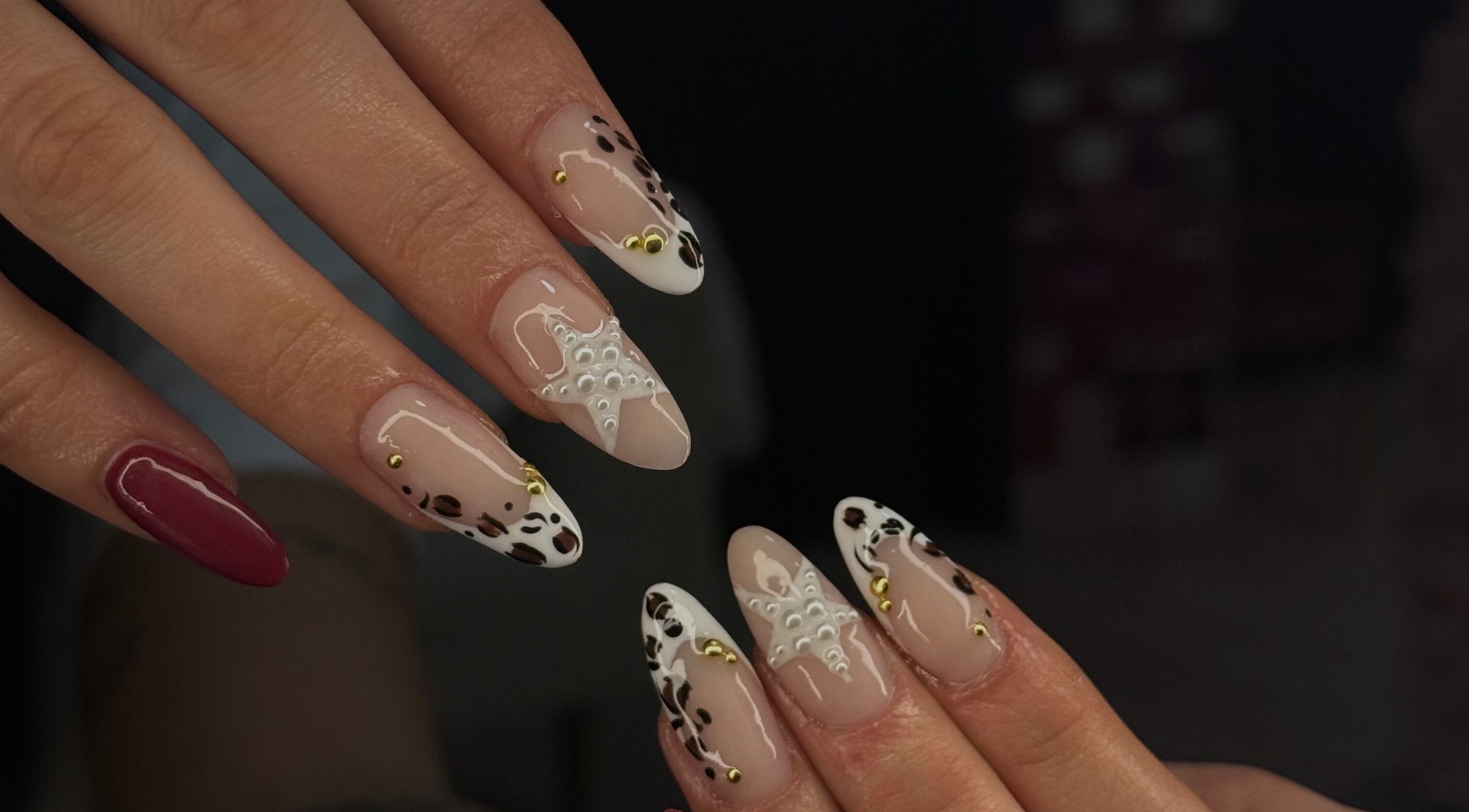 Art d'ongles élégant à Nails by Laurie, Québec, Québec, CA, avec motifs audacieux et perles délicates.