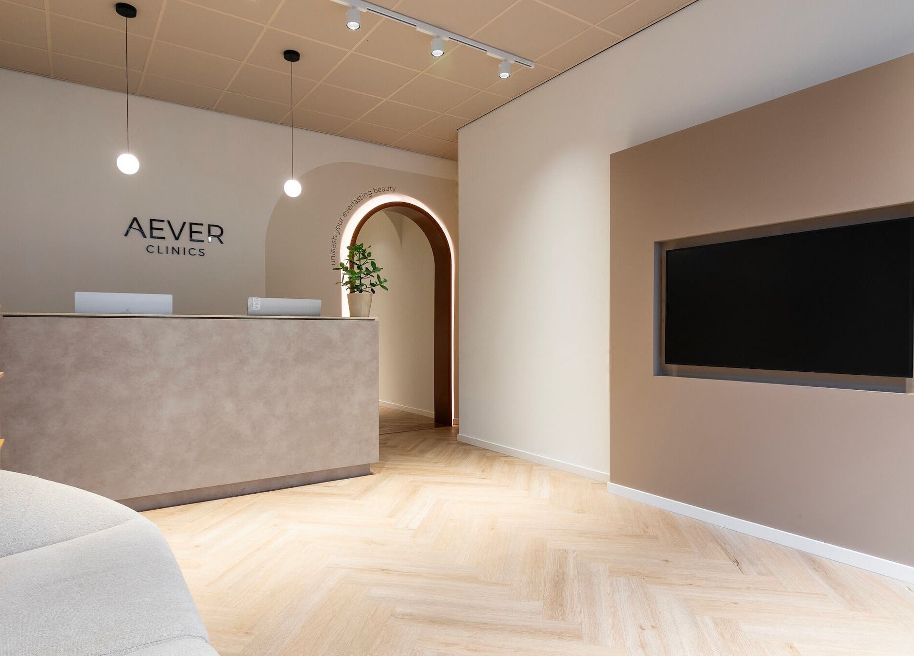 Modern reception at Aever Clinics - Berlin welcoming clients at Berlin, Berlin, DE with chic decor.