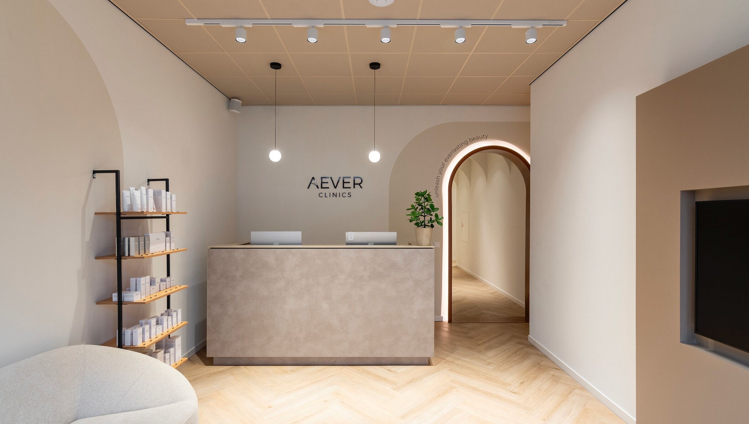 Reception area of Aever Clinics Germany GmbH in Köln, Nordrhein-westfalen, DE, showcasing elegance and calm.