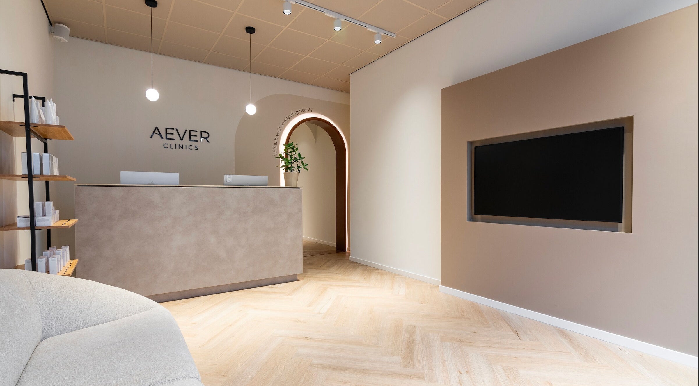 Sophisticated reception at Aever Clinics Germany GmbH, Köln, Nordrhein-westfalen, DE with modern décor.