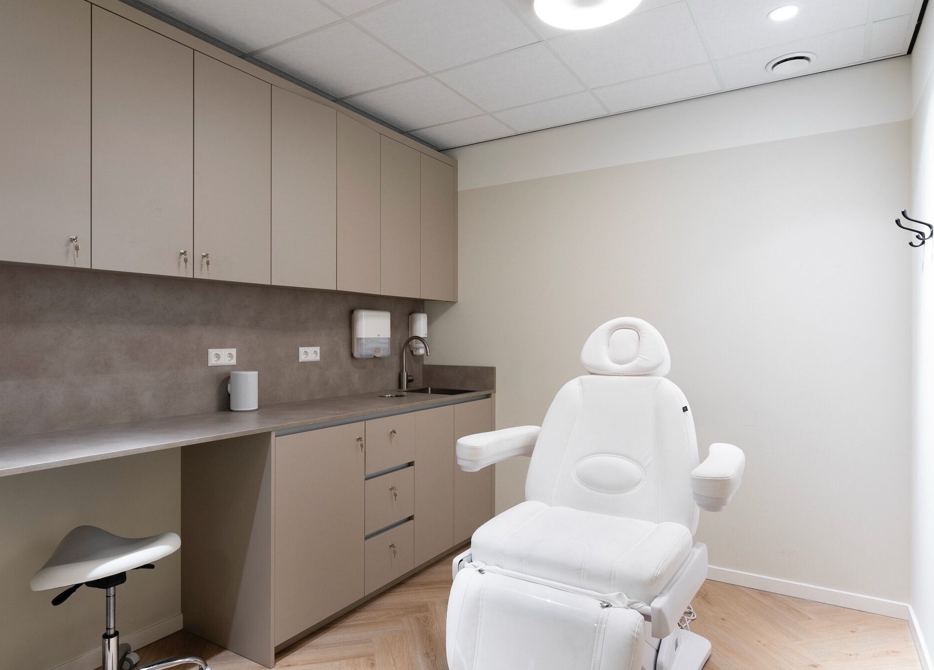 Calm treatment room at Aever Clinics Germany GmbH, Köln, Nordrhein-westfalen, DE with modern amenities.