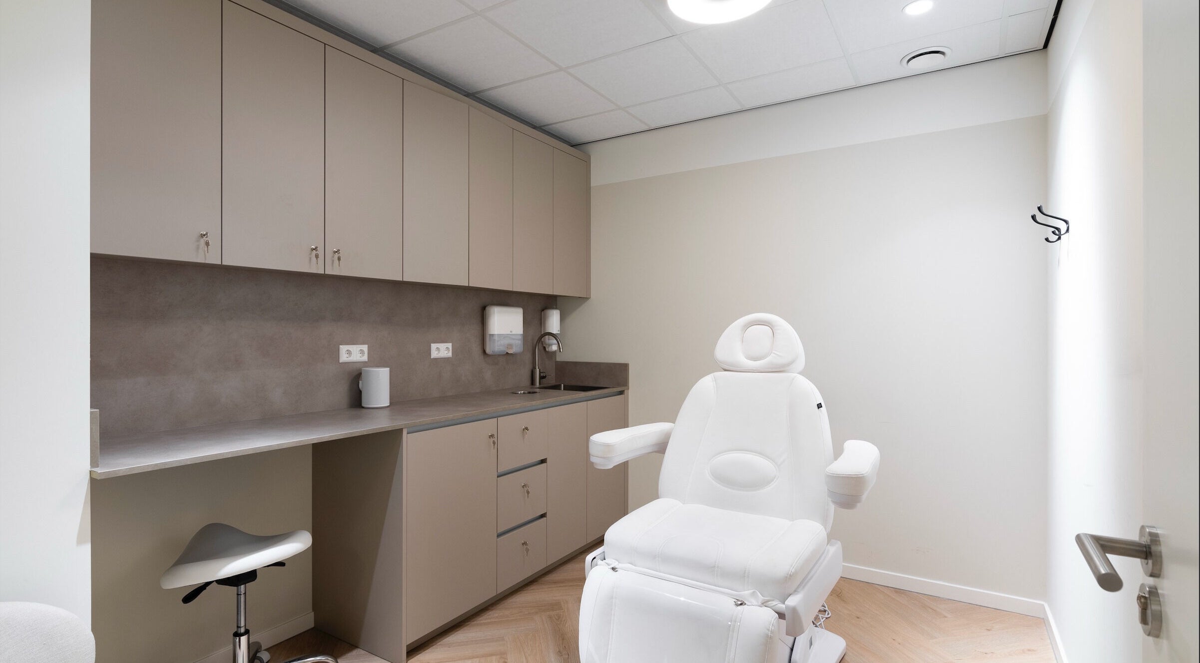 Calm treatment room at Aever Clinics Germany GmbH, Köln, Nordrhein-westfalen, DE with modern amenities.