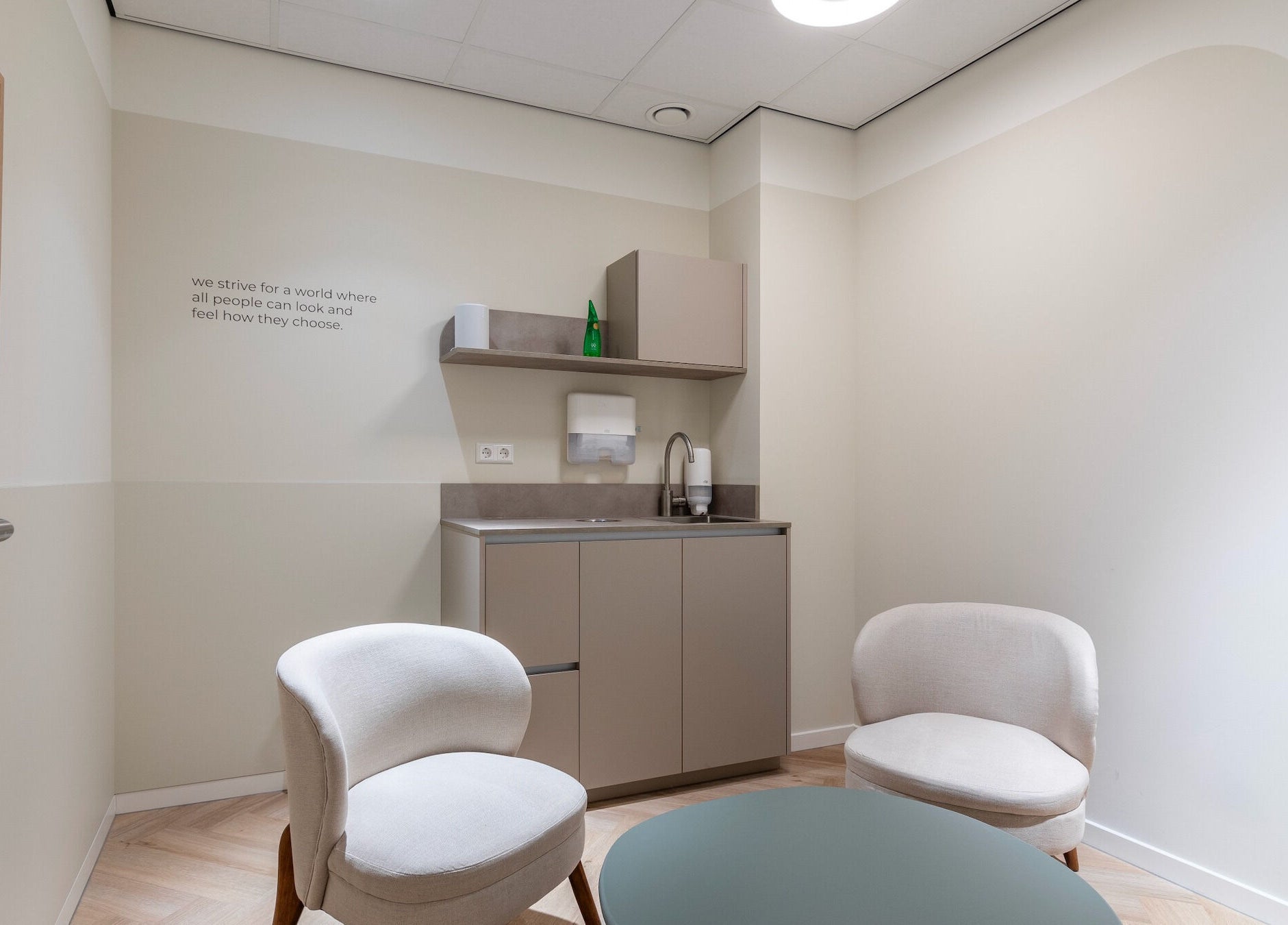 Calm consultation room at Aever Clinics Germany GmbH, Köln, Nordrhein-westfalen, DE, with soft chairs and modern decor.