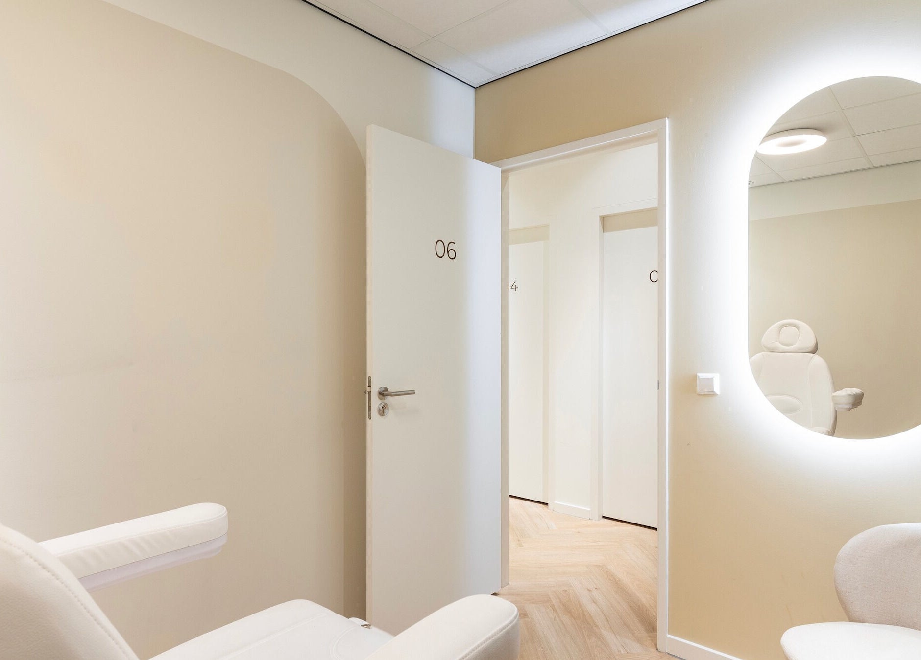Sophisticated treatment room at Aever Clinics Germany GmbH in Köln, Nordrhein-westfalen, DE, showcasing modern design.