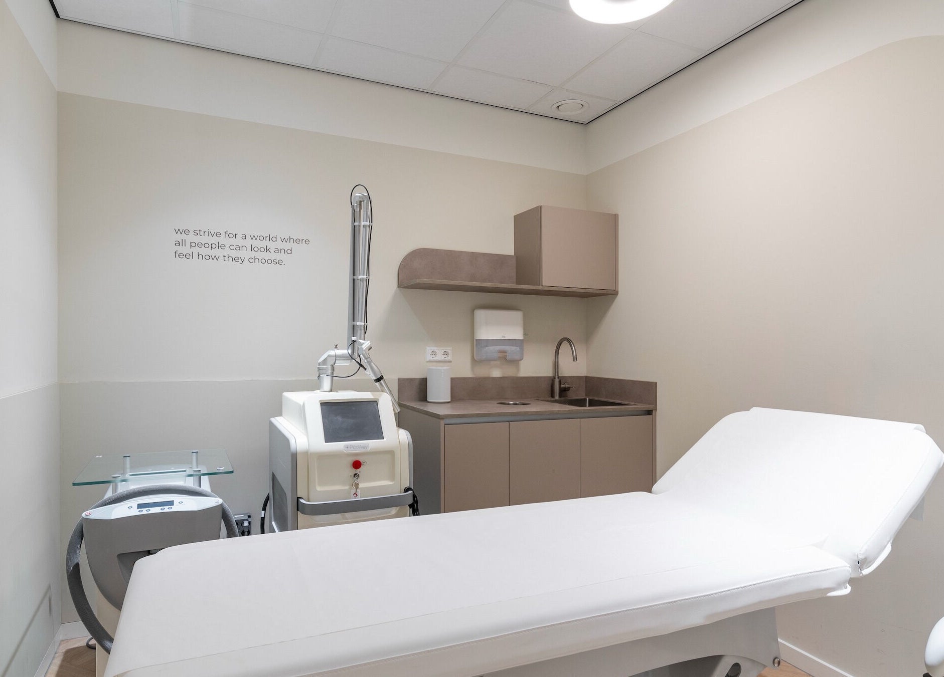 Treatment room at Aever Clinics Germany GmbH, Köln, Nordrhein-westfalen, DE with modern equipment.