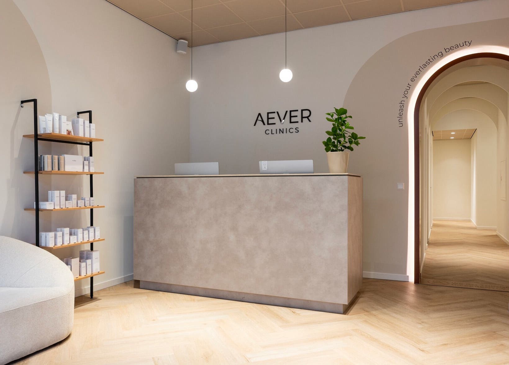 Empfangsbereich von Aever Clinics - Berlin Am Tacheles, modern und einladend gestaltet in Berlin, Berlin, DE.