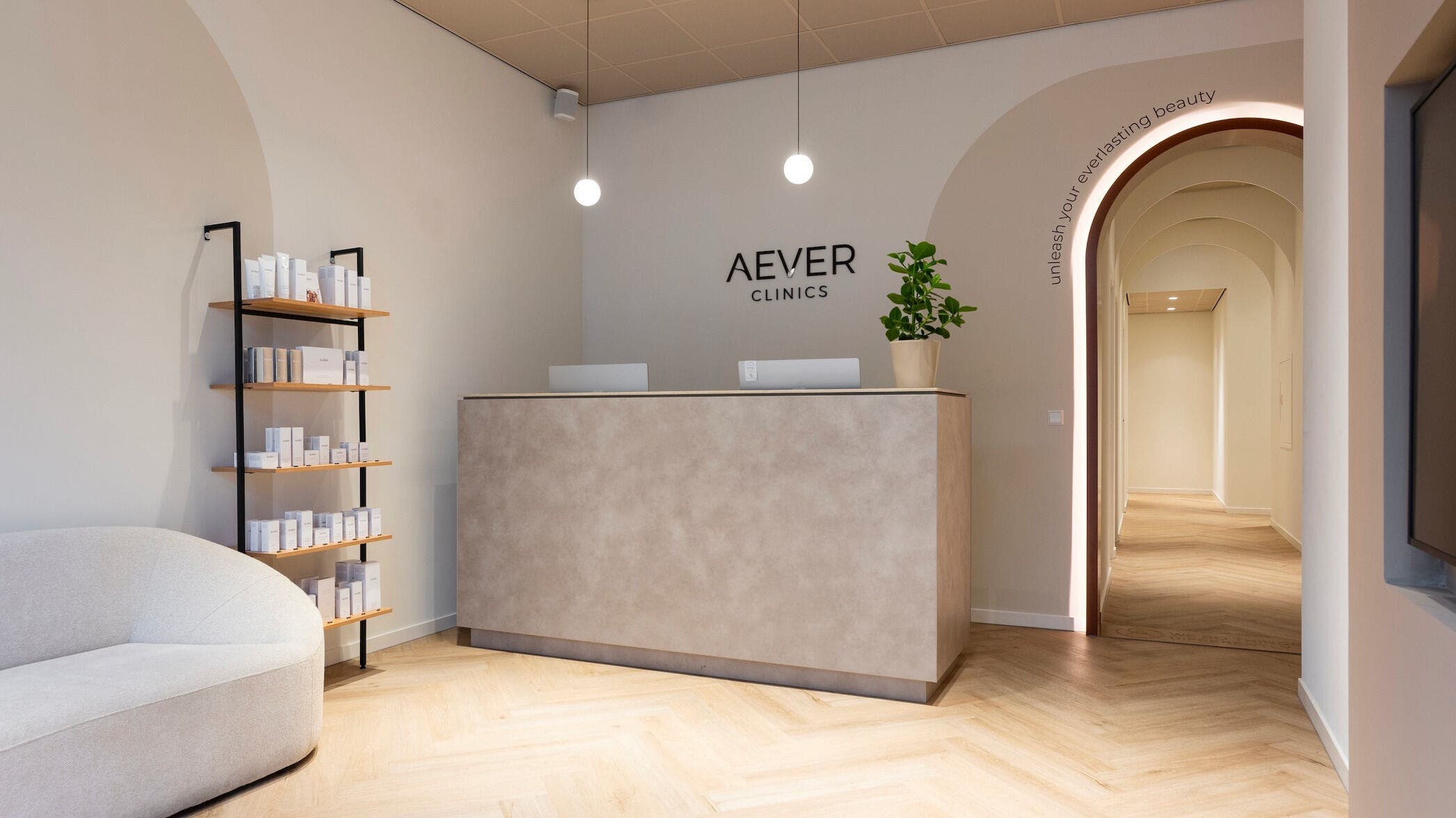 Empfangsbereich von Aever Clinics - Berlin Am Tacheles, modern und einladend gestaltet in Berlin, Berlin, DE.