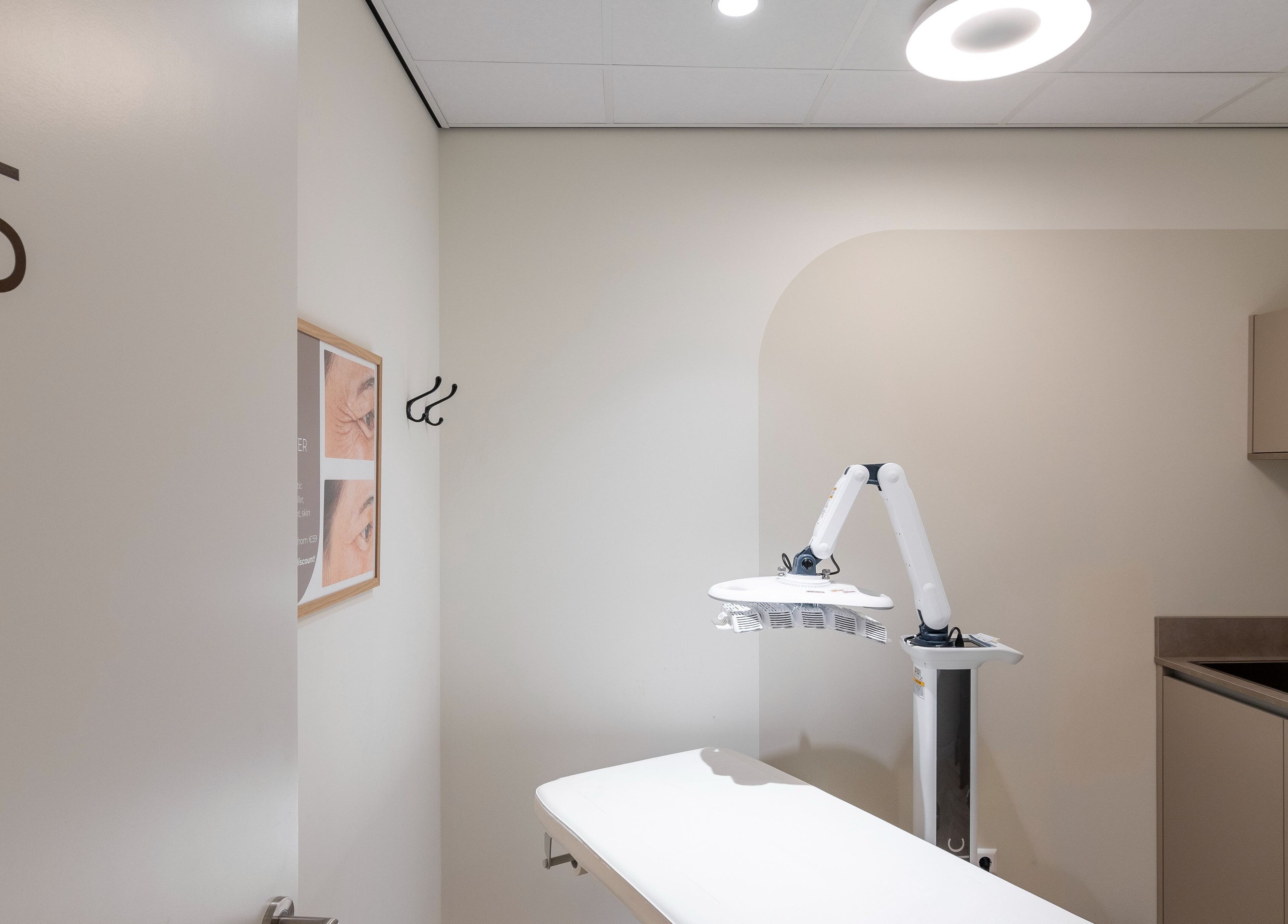 Behandlungsraum bei Aever Clinics - Berlin Am Tacheles in Berlin, Berlin, DE mit moderner Ausstattung.