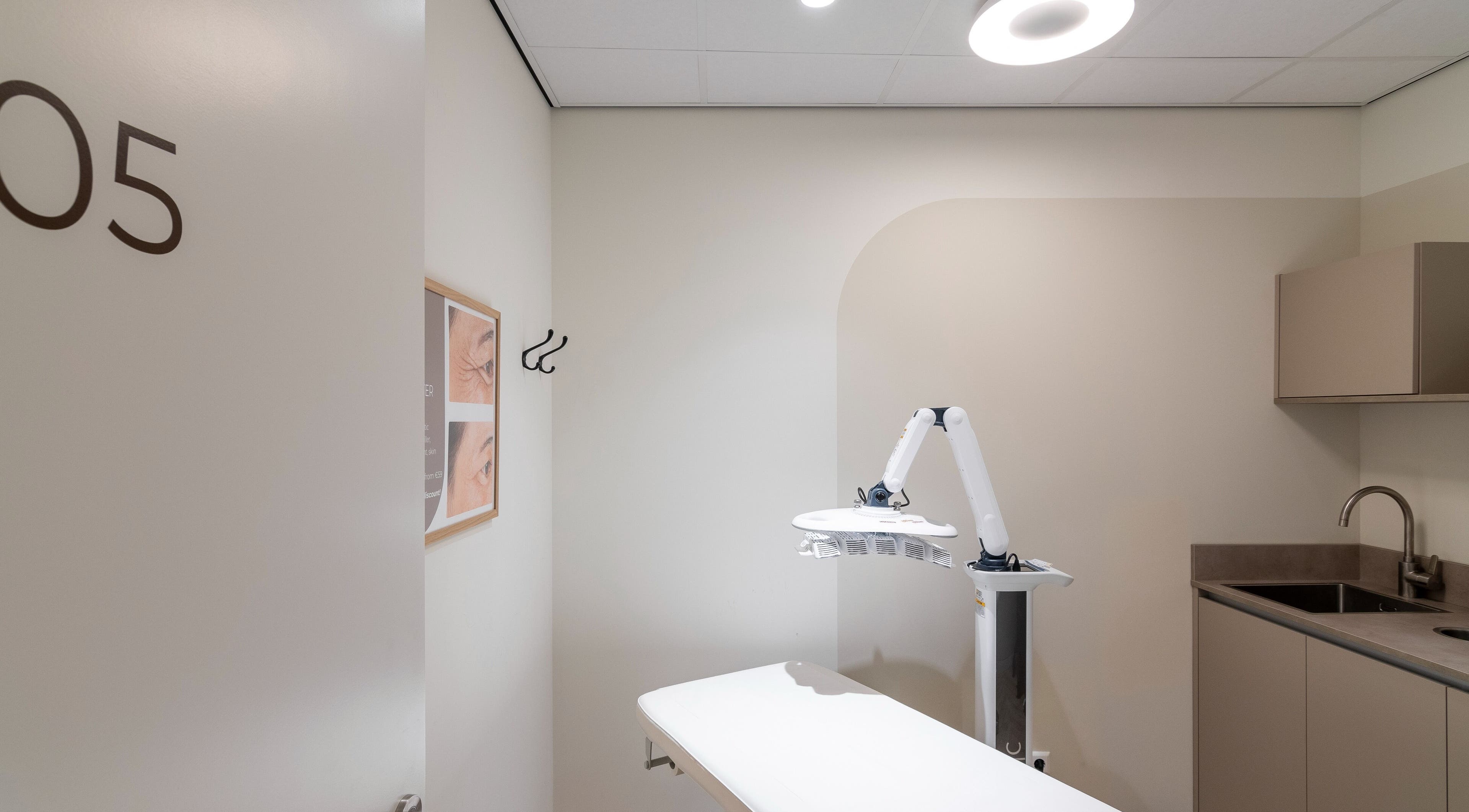 Behandlungsraum bei Aever Clinics - Berlin Am Tacheles in Berlin, Berlin, DE mit moderner Ausstattung.