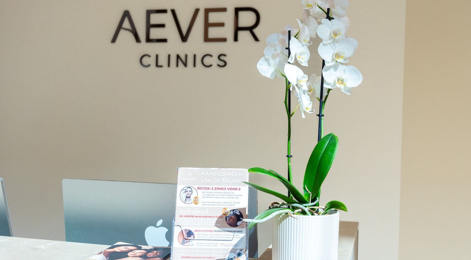 Empfangsbereich bei Aever Clinics - Berlin Am Tacheles mit Orchidee, Berlin, Berlin, DE.