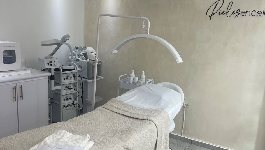 Sala de tratamiento en Pieles en Calma, Gurabo, PR con equipo moderno y cama cómoda.