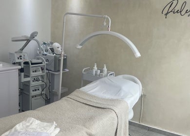 Sala de tratamiento en Pieles en Calma, Gurabo, PR con equipo moderno y cama cómoda.