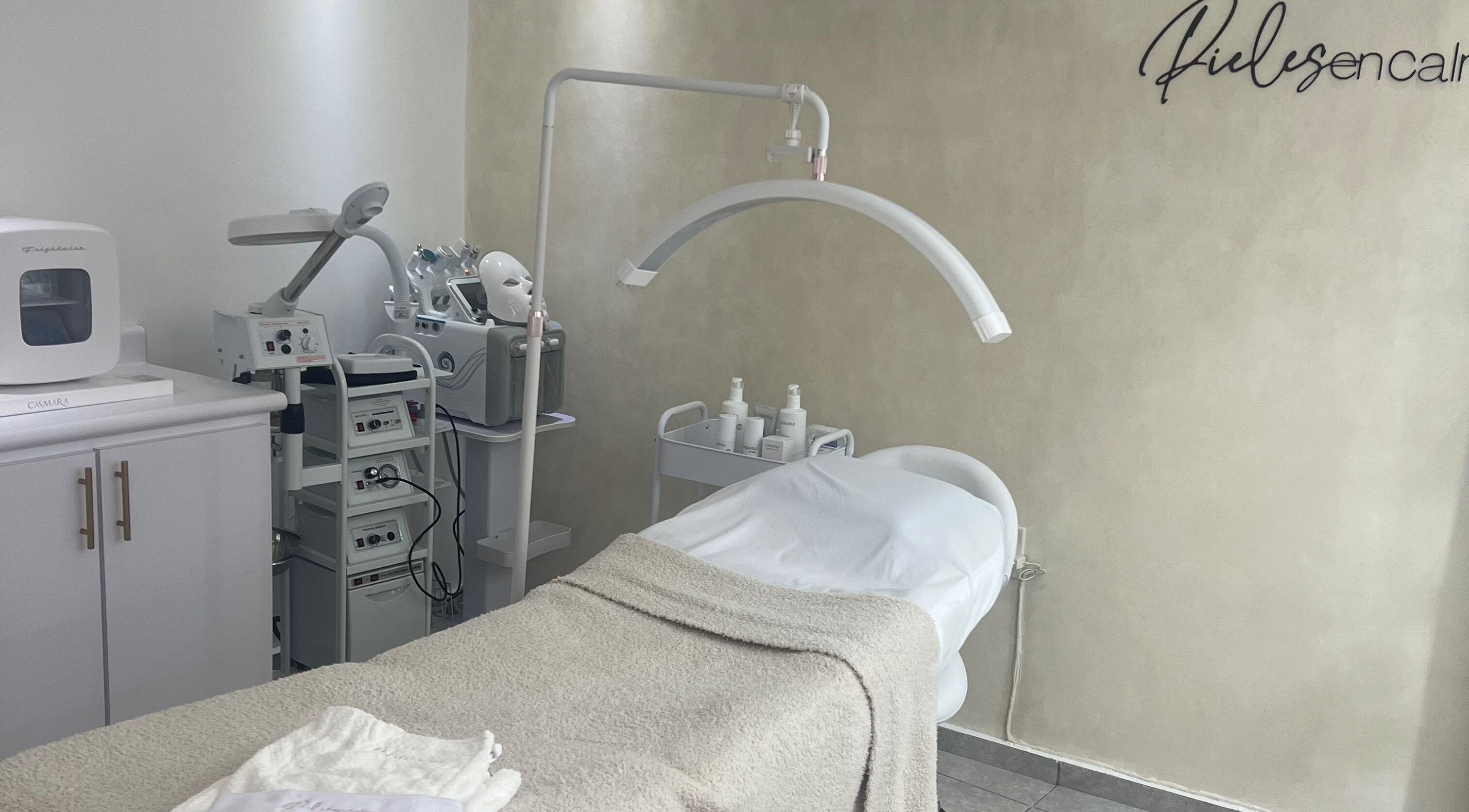 Sala de tratamiento en Pieles en Calma, Gurabo, PR con equipo moderno y cama cómoda.