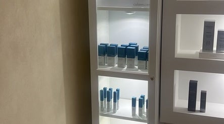 Expositor iluminado con productos de belleza en Pieles en Calma, Gurabo, PR.