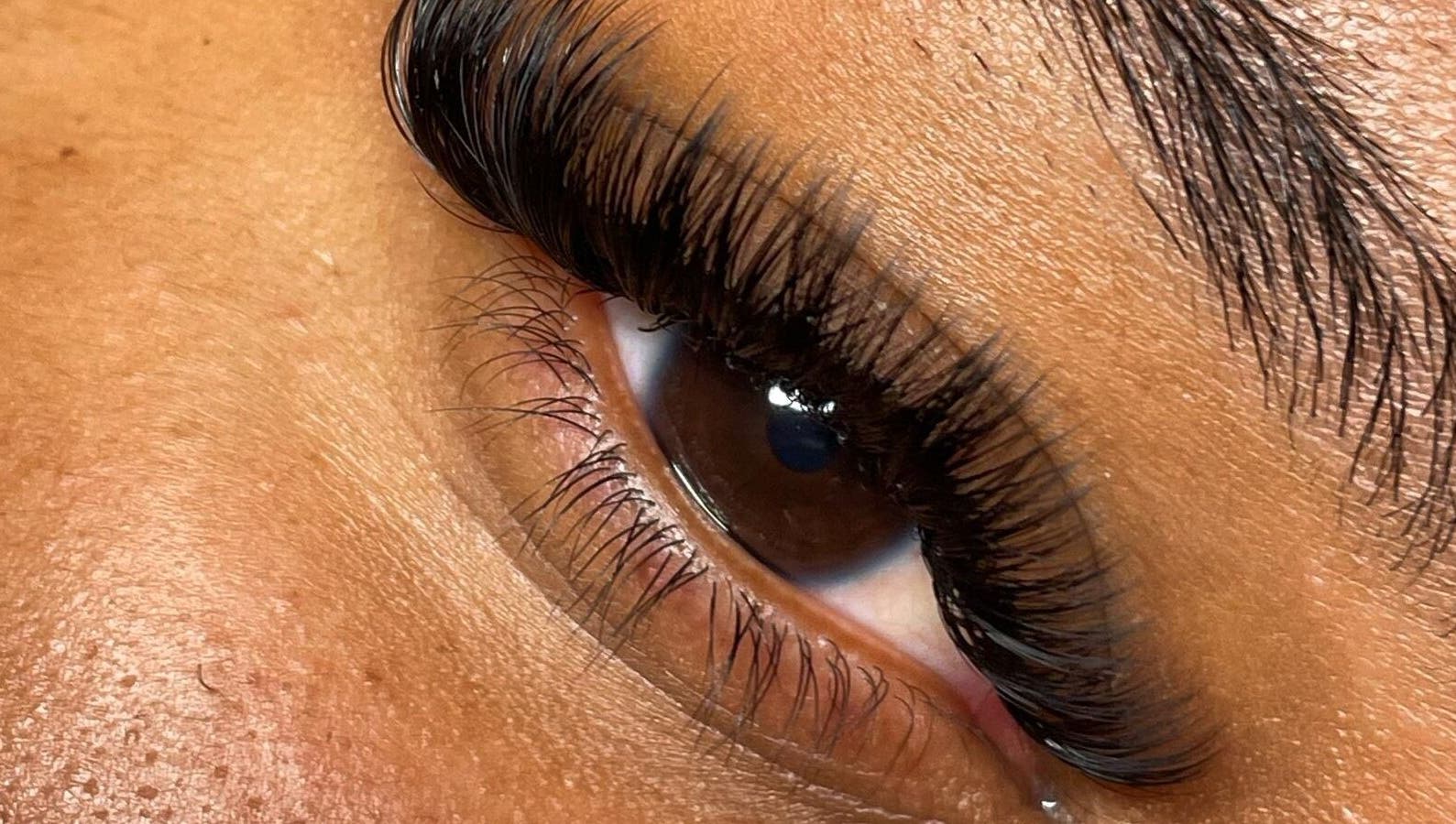 Close-up van volle wimpers bij ALAÏA in Willemstad, Curaçao, CW, toont luxueuze wimperverlenging.