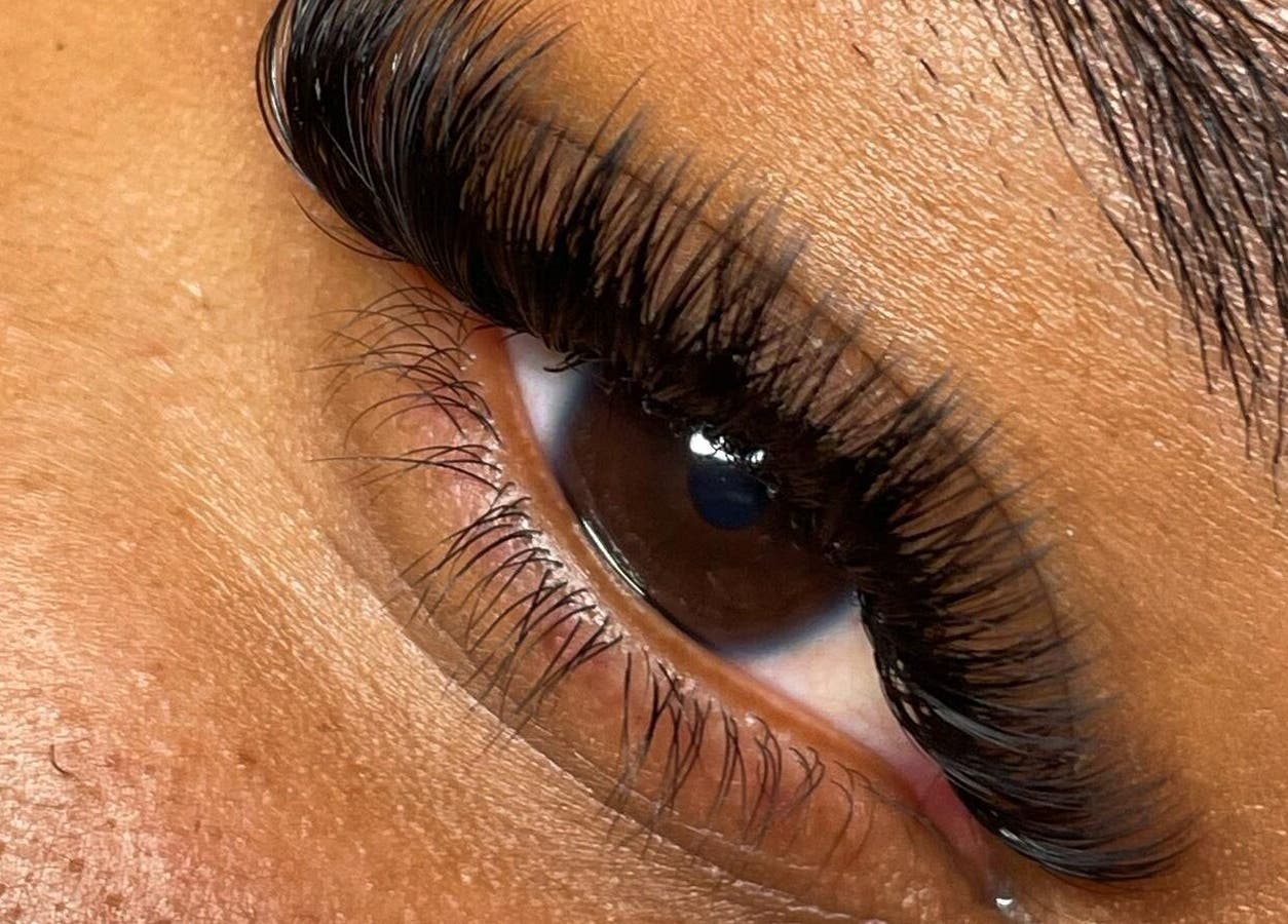 Close-up van volle wimpers bij ALAÏA in Willemstad, Curaçao, CW, toont luxueuze wimperverlenging.