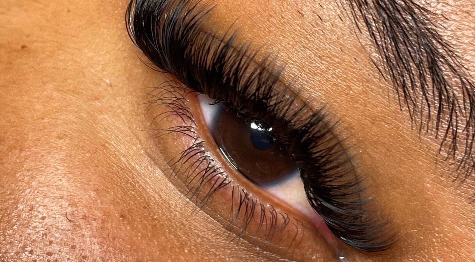 Close-up van volle wimpers bij ALAÏA in Willemstad, Curaçao, CW, toont luxueuze wimperverlenging.