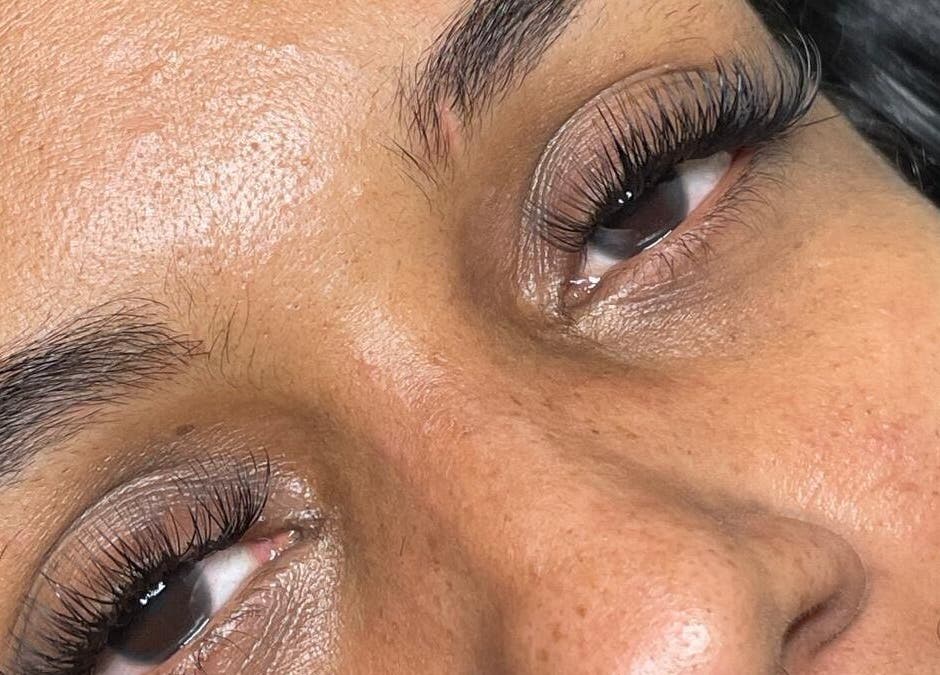 Close-up van wimperextensions bij ALAÏA, Willemstad, Curaçao, CW, voor een verfijnde oogopslag.