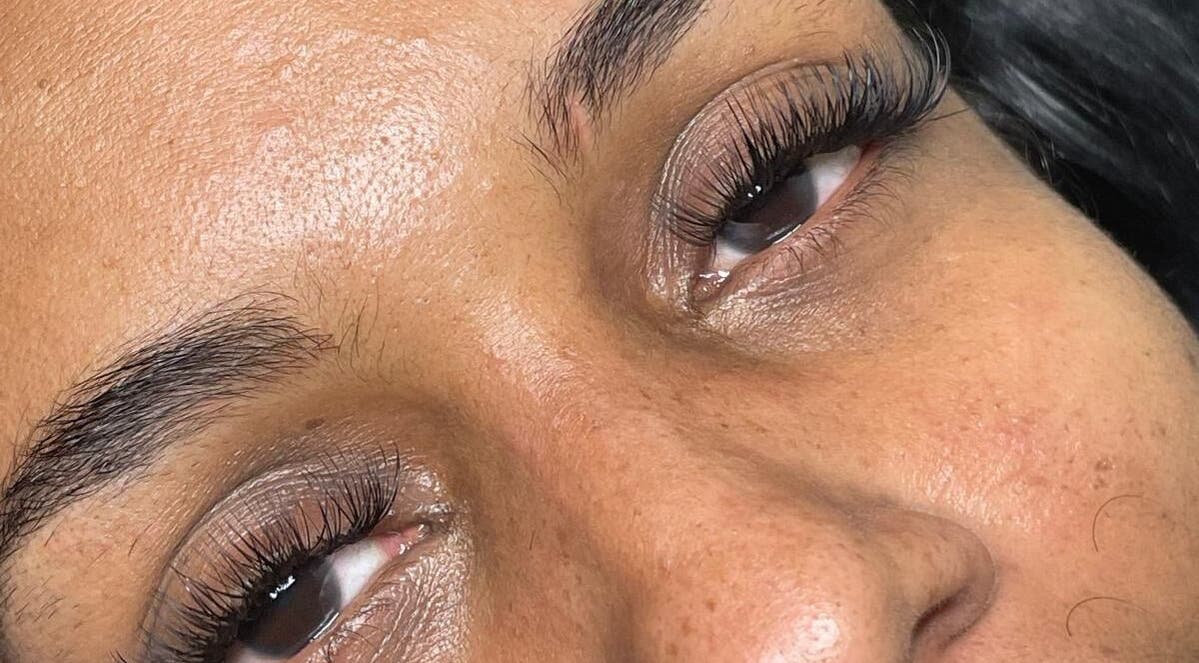 Close-up van wimperextensions bij ALAÏA, Willemstad, Curaçao, CW, voor een verfijnde oogopslag.