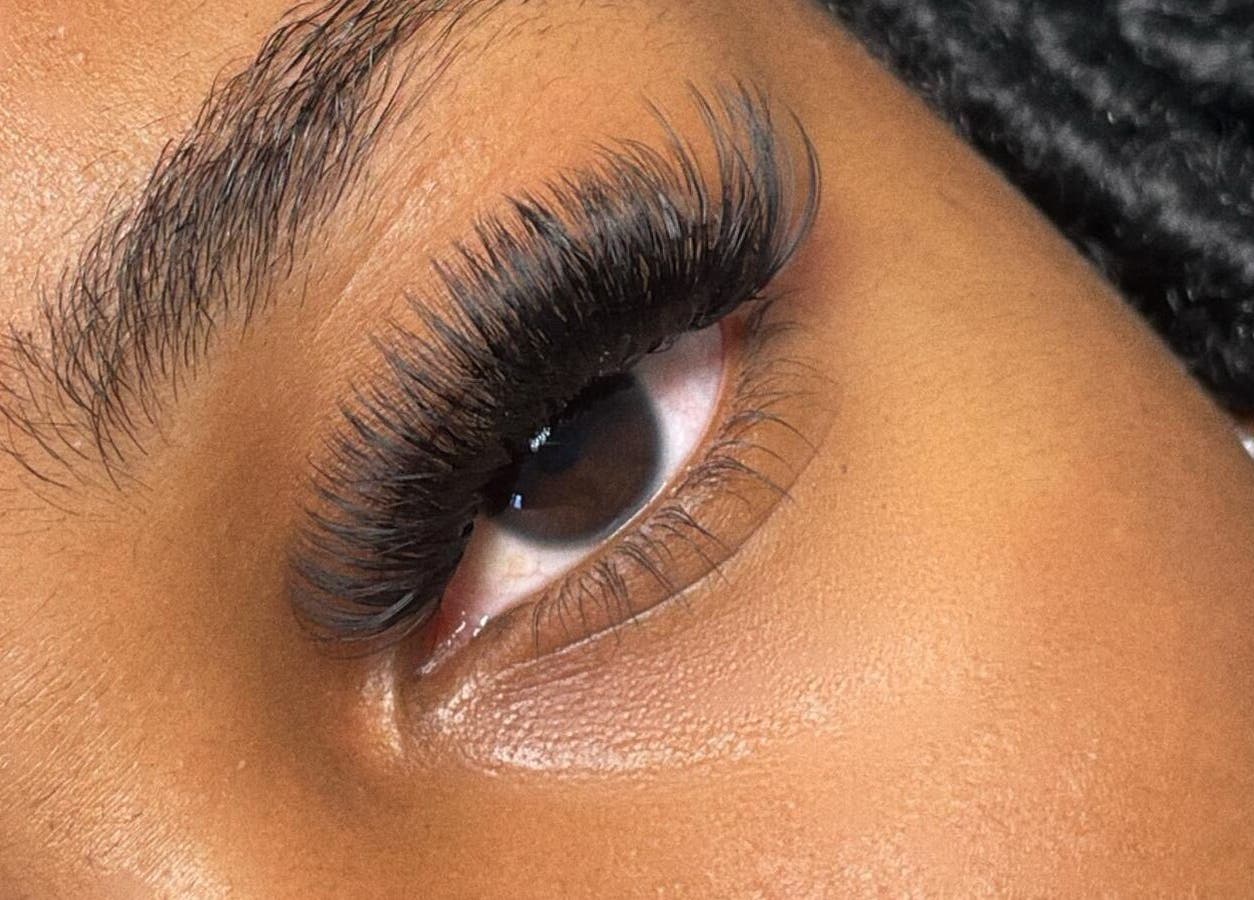 Close-up van verfraaide wimpers bij ALAÏA in Willemstad, Curaçao, CW, perfect verzorgd.