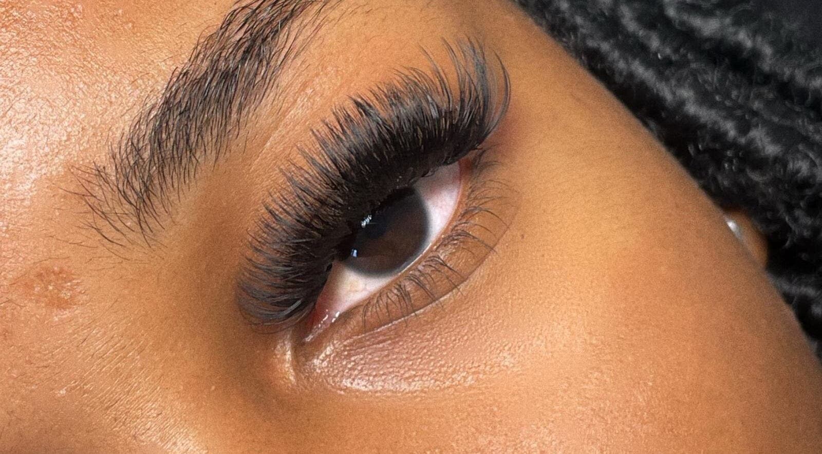 Close-up van verfraaide wimpers bij ALAÏA in Willemstad, Curaçao, CW, perfect verzorgd.