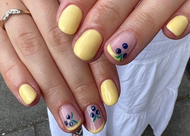 Stylish yellow and floral nail art at Pinky Bar, Bristol, England, GB.