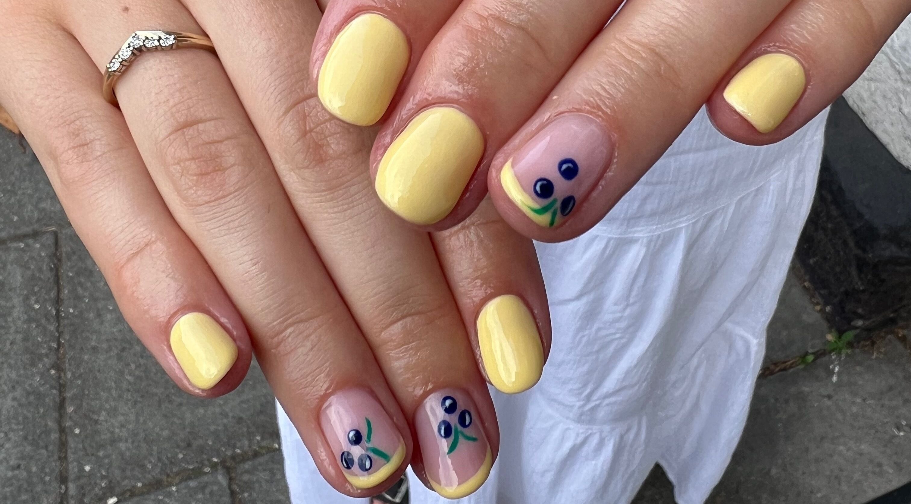 Elegant yellow and floral nails at Pinky Bar, Bristol, England, GB. Perfect style for any occasion.