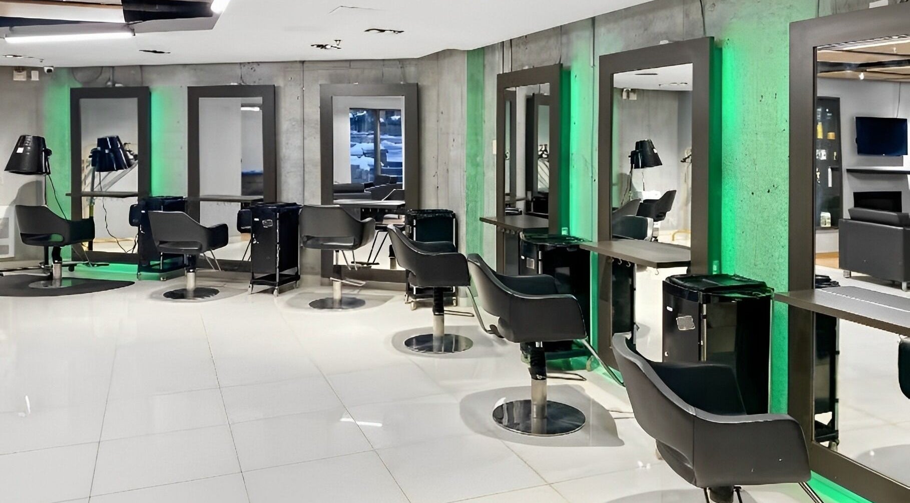 Espace salon moderne chez Bestelle Beauty Center à Gatineau, Québec, CA avec miroirs élégants et sièges confortables.