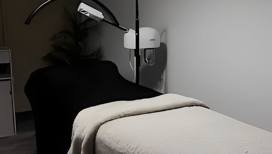 Sala de tratamiento en Skin Diary, Toa Baja, PR con camilla y luz suave, perfecta para relajación.