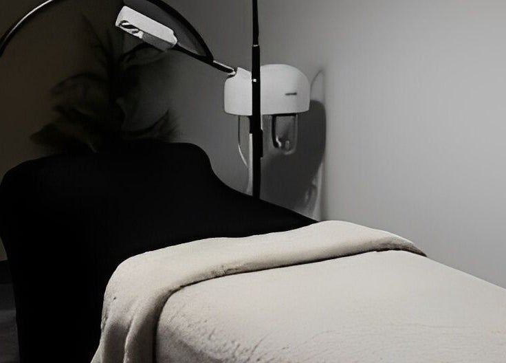 Sala de tratamiento en Skin Diary, Toa Baja, PR con camilla y luz suave, perfecta para relajación.