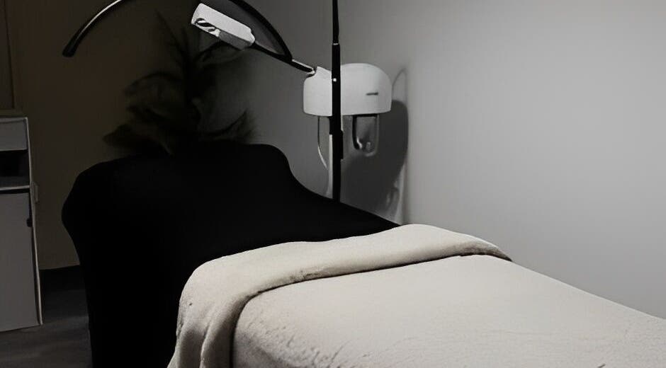 Sala de tratamiento en Skin Diary, Toa Baja, PR con camilla y luz suave, perfecta para relajación.