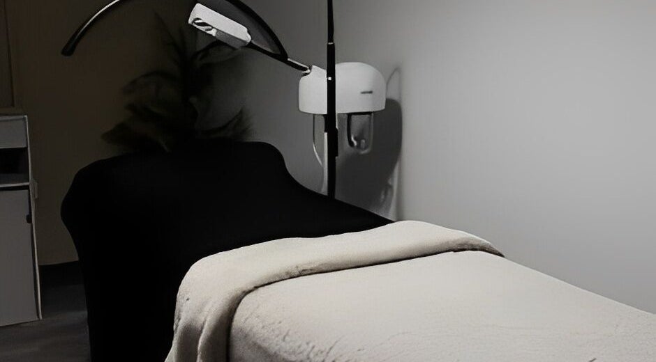 Sala de tratamiento en Skin Diary, Toa Baja, PR con camilla y luz suave, perfecta para relajación.