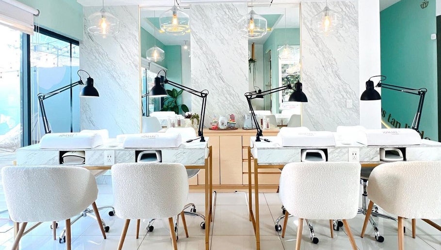 Interior contemporáneo de Nail Spa Jomare en Zapopan, Jalisco, MX, con estaciones de manicura elegantes.