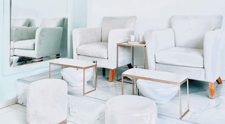Zona de spa moderna y relajante en Nail Spa Jomare, Zapopan, Jalisco, MX con sillones blancos y ambiente sofisticado.