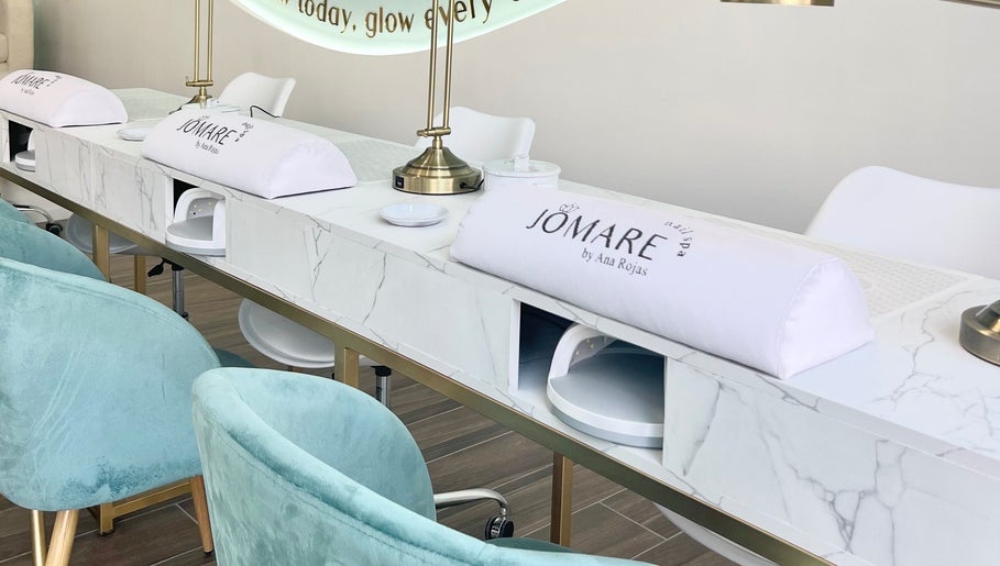 Estación de uñas elegante en Jomare Nail Spa-Providencia, Guadalajara, Jalisco, MX con sillas turquesa.