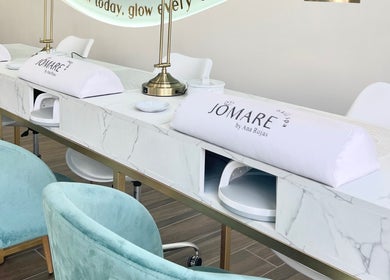 Estación de uñas elegante en Jomare Nail Spa-Providencia, Guadalajara, Jalisco, MX con sillas turquesa.