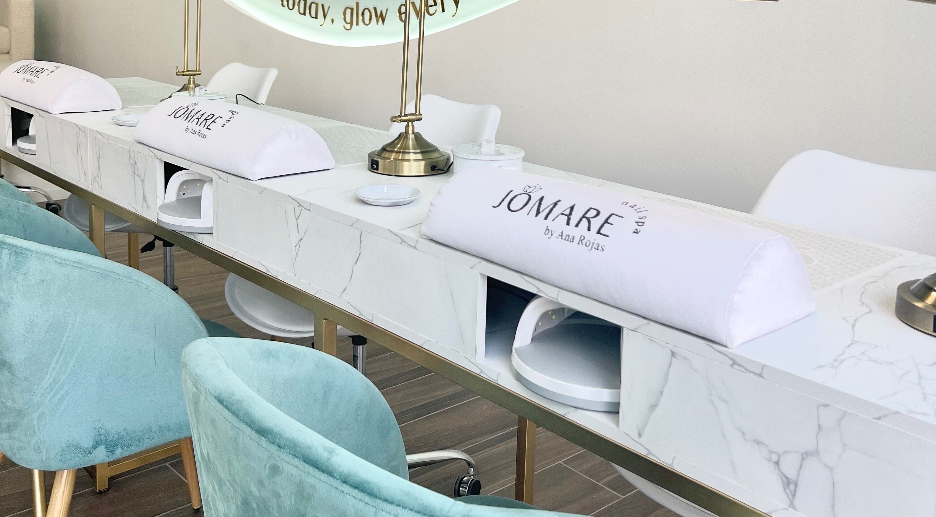 Estación de uñas elegante en Jomare Nail Spa-Providencia, Guadalajara, Jalisco, MX con sillas turquesa.