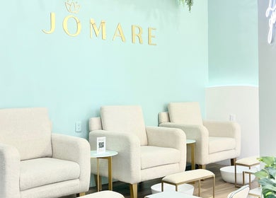 Zona de pedicura elegante en Jomare Nail Spa-Providencia, Guadalajara, Jalisco, MX con cómodos asientos.