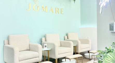Zona de pedicura elegante en Jomare Nail Spa-Providencia, Guadalajara, Jalisco, MX con cómodos asientos.